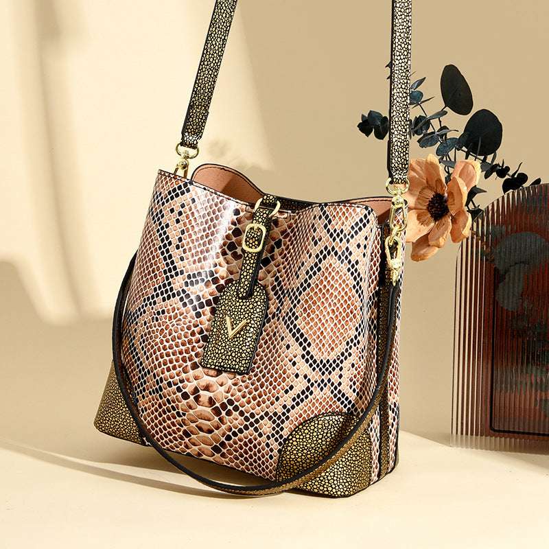 Snake-patterned Shoulder Crossbody Bay